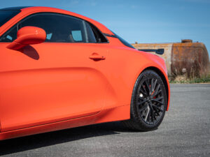 Jante alliage noir avec pneus sportifs – ALPINE – ALPINE A110S – 2023 – Atelier Orange Sanguine – 300 ch – 4 cylindres Turbo – 6 490 km – Transmission : Sequentielle – Origine France – Privaty Cars – Reprise cash de voitures de luxe sans obligation d’achat entre Bordeaux et Nantes