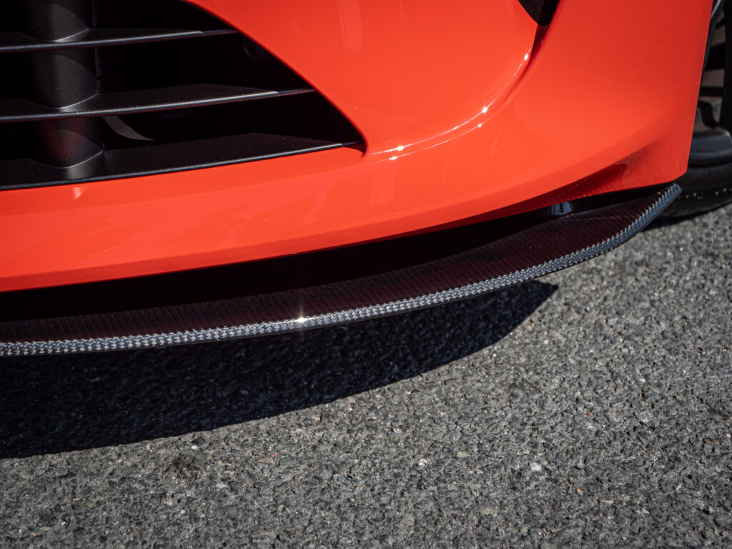 Spoiler avant en carbone – ALPINE – ALPINE A110S – 2023 – Atelier Orange Sanguine – 300 ch – 4 cylindres Turbo – 6 490 km – Transmission : Sequentielle – Origine France – Privaty Cars – Spécialiste des supercars d’occasion en Nouvelle-Aquitaine