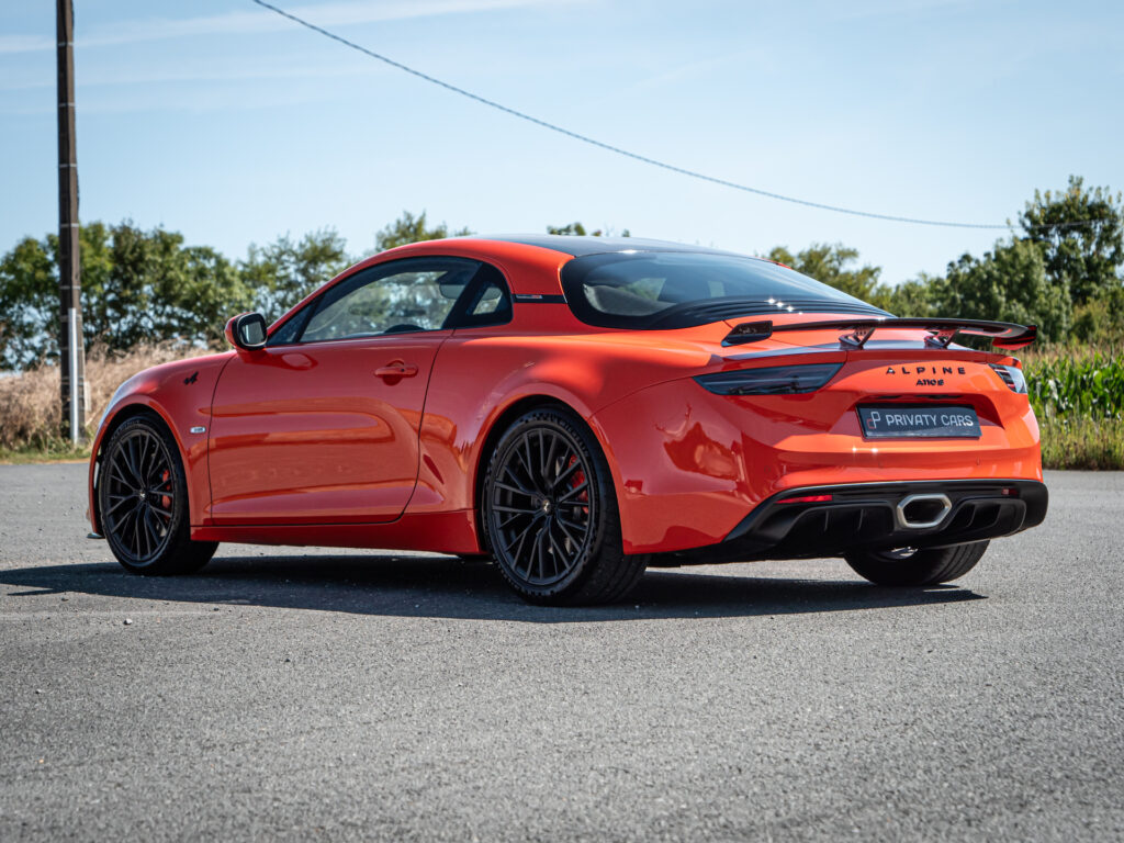 Vue arrière avec aileron et diffuseur – ALPINE – ALPINE A110S – 2023 – Atelier Orange Sanguine – 300 ch – 4 cylindres Turbo – 6 490 km – Transmission : Sequentielle – Origine France – Privaty Cars – Dépôt-vente de véhicules ALPINE dans l’Ouest de la France