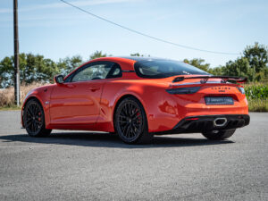 Vue arrière avec aileron et diffuseur – ALPINE – ALPINE A110S – 2023 – Atelier Orange Sanguine – 300 ch – 4 cylindres Turbo – 6 490 km – Transmission : Sequentielle – Origine France – Privaty Cars – Dépôt-vente de véhicules ALPINE dans l’Ouest de la France