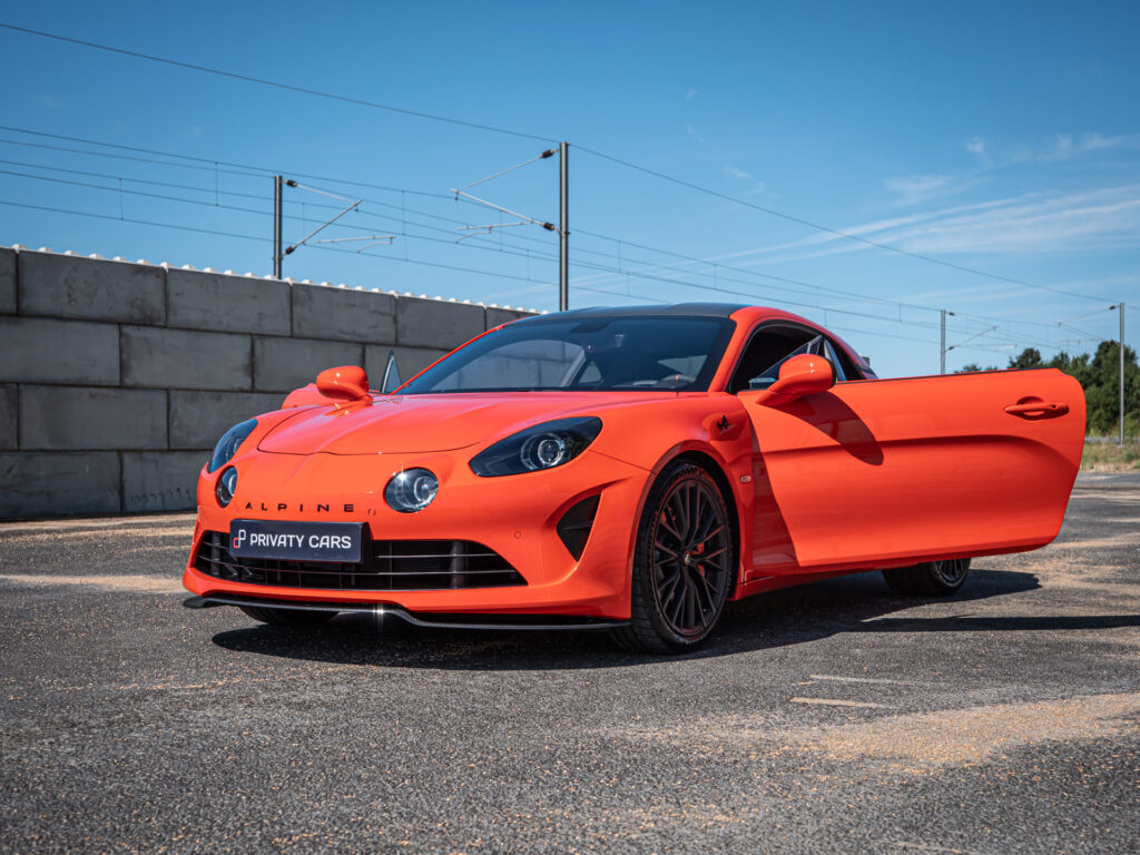 Vue avant avec porte ouverte – ALPINE – ALPINE A110S – 2023 – Atelier Orange Sanguine – 300 ch – 4 cylindres Turbo – 6 490 km – Transmission : Sequentielle – Origine France – Privaty Cars – Dépôt-vente sécurisé de véhicules de prestige entre Bordeaux et Nantes