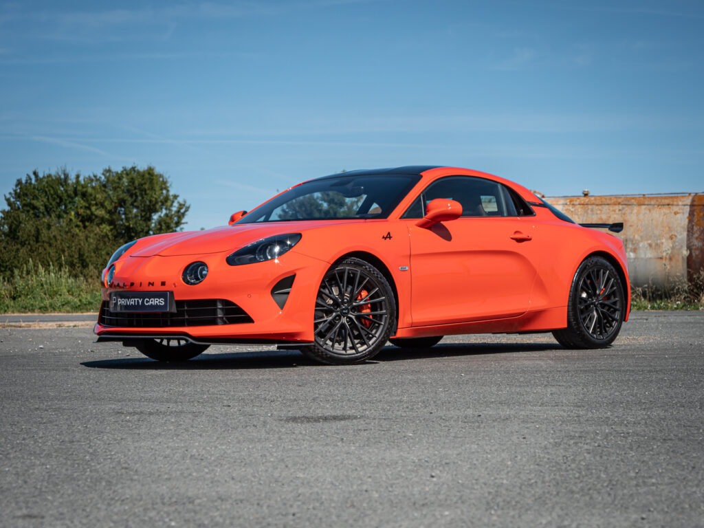 Vue latérale avec jantes noires – ALPINE – ALPINE A110S – 2023 – Atelier Orange Sanguine – 300 ch – 4 cylindres Turbo – 6 490 km – Transmission : Sequentielle – Origine France – Privaty Cars – Recherche personnalisée de modèles ALPINE à 2 heures de Paris en TGV