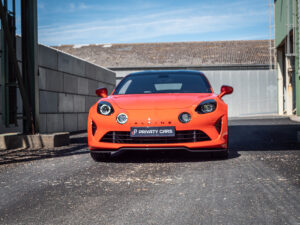 Vue avant – ALPINE – ALPINE A110S – 2023 – Atelier Orange Sanguine – 300 ch – 4 cylindres Turbo – 6 490 km – Transmission : Sequentielle – Origine France – Privaty Cars – Spécialiste des voitures de sport d’occasion près de Poitiers