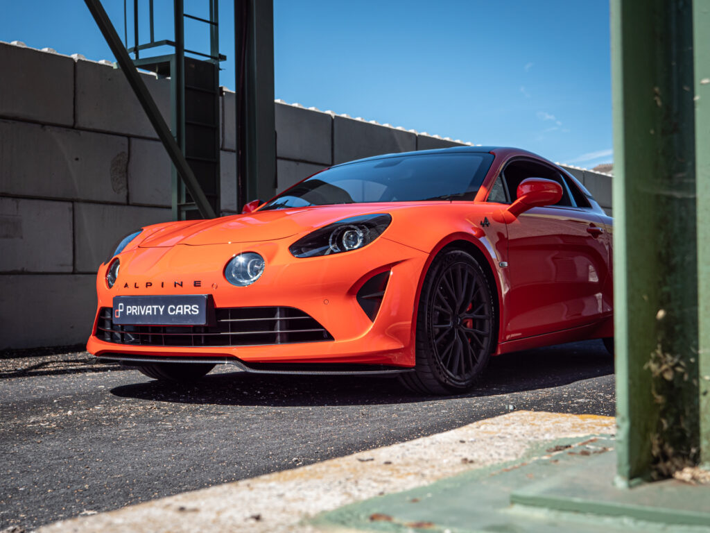 Vue avant profil gauche – ALPINE – ALPINE A110S – 2023 – Atelier Orange Sanguine – 300 ch – 4 cylindres Turbo – 6 490 km – Transmission : Sequentielle – Origine France – Privaty Cars – Achat et vente de voitures de luxe d’occasion près de Poitiers