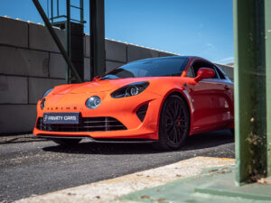 Vue avant profil gauche – ALPINE – ALPINE A110S – 2023 – Atelier Orange Sanguine – 300 ch – 4 cylindres Turbo – 6 490 km – Transmission : Sequentielle – Origine France – Privaty Cars – Achat et vente de voitures de luxe d’occasion près de Poitiers
