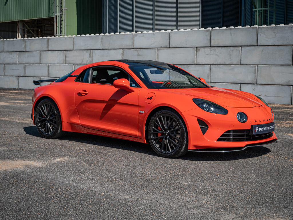 Vue latérale avec jantes noires – ALPINE – ALPINE A110S – 2023 – Atelier Orange Sanguine – 300 ch – 4 cylindres Turbo – 6 490 km – Transmission : Sequentielle – Origine France – Privaty Cars – Commerce de voitures de sport luxe et premium proche de Bordeaux
