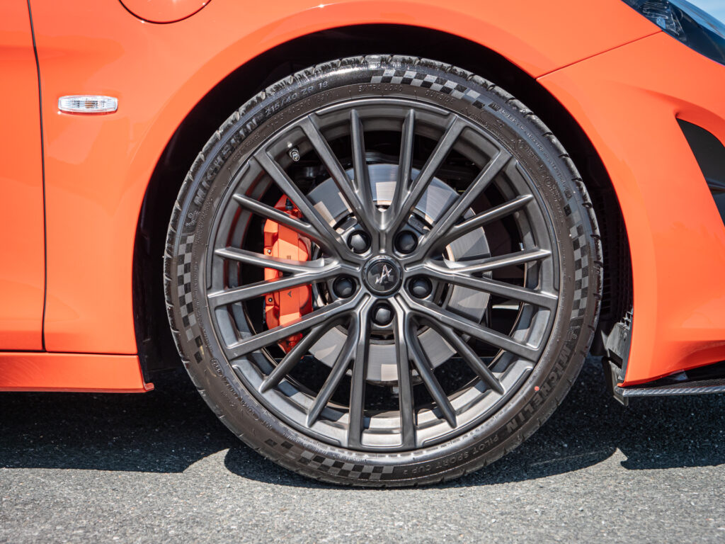 Jantes – ALPINE – ALPINE A110S – 2023 – Atelier Orange Sanguine – 300 ch – 4 cylindres Turbo – 6 490 km – Transmission : Sequentielle – Origine France – Privaty Cars – Intermédiaire de confiance vente voiture sport près de Poitiers