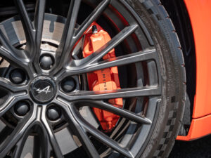 Jantes avec étriers de frein colorés – ALPINE – ALPINE A110S – 2023 – Atelier Orange Sanguine – 300 ch – 4 cylindres Turbo – 6 490 km – Transmission : Sequentielle – Origine France – Privaty Cars – Estimation et rachat de véhicules haut de gamme près de Niort