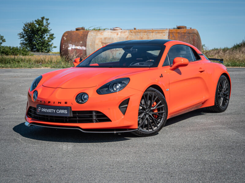Vue avant avec phares ronds – ALPINE – ALPINE A110S – 2023 – Atelier Orange Sanguine – 300 ch – 4 cylindres Turbo – 6 490 km – Transmission : Sequentielle – Origine France – Privaty Cars – Rachat cash de voitures de sport d’occasion près de Niort