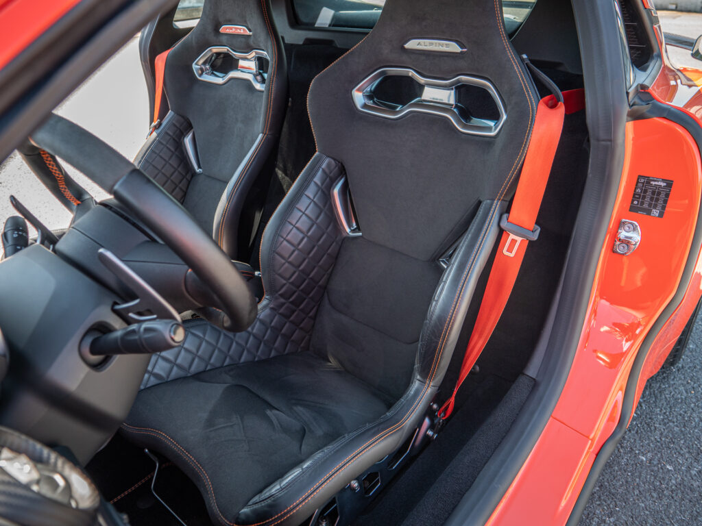 Sièges baquets en alcantara – ALPINE – ALPINE A110S – 2023 – Atelier Orange Sanguine – 300 ch – 4 cylindres Turbo – 6 490 km – Transmission : Sequentielle – Origine France – Privaty Cars – Vente de voitures de prestige d’occasion dans l’Ouest de la France