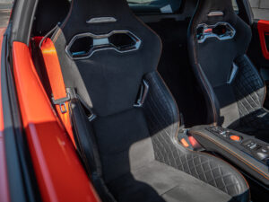 Sièges baquets en alcantara – ALPINE – ALPINE A110S – 2023 – Atelier Orange Sanguine – 300 ch – 4 cylindres Turbo – 6 490 km – Transmission : Sequentielle – Origine France – Privaty Cars – Conciergerie automobile pour véhicules de sport à 2 heures de Paris en TGV