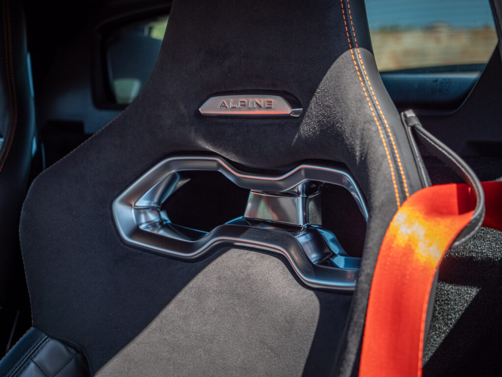 Sièges baquets en alcantara – ALPINE – ALPINE A110S – 2023 – Atelier Orange Sanguine – 300 ch – 4 cylindres Turbo – 6 490 km – Transmission : Sequentielle – Origine France – Privaty Cars – Mandat de vente pour automobiles de luxe près de Poitiers