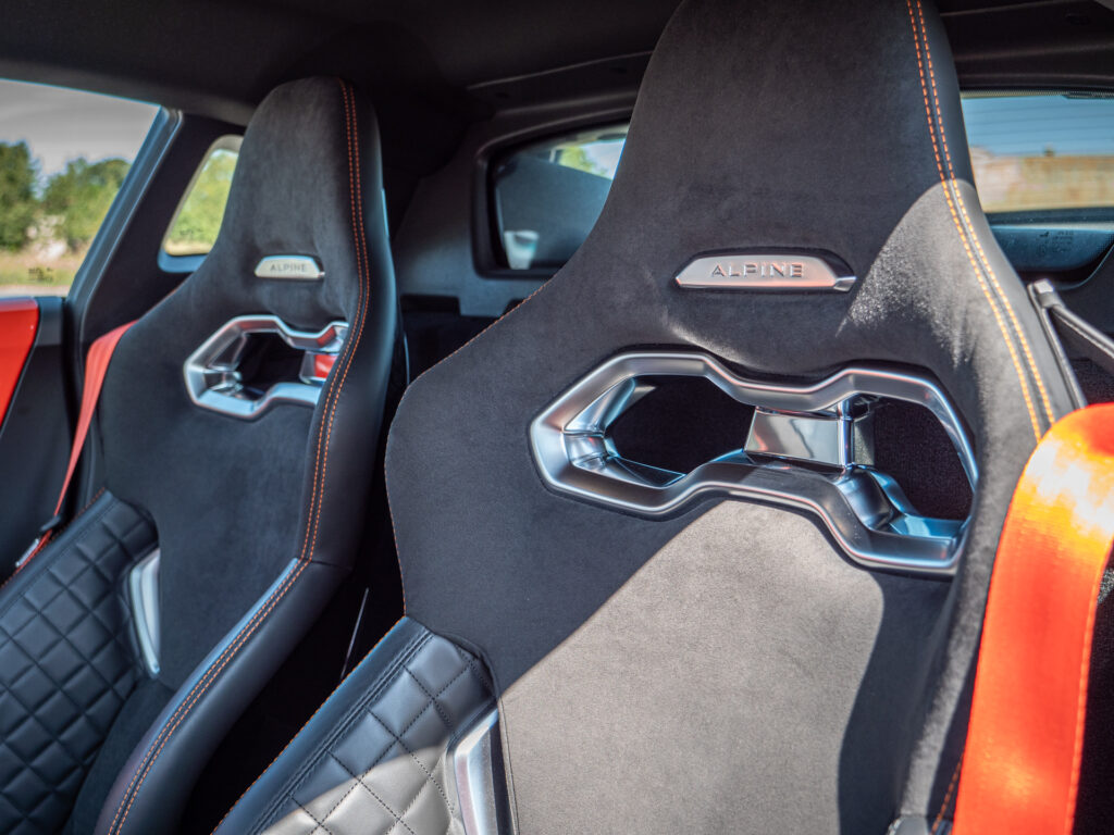 Sièges baquets en alcantara – ALPINE – ALPINE A110S – 2023 – Atelier Orange Sanguine – 300 ch – 4 cylindres Turbo – 6 490 km – Transmission : Sequentielle – Origine France – Privaty Cars – Achat et vente de voitures de luxe d’occasion en Nouvelle-Aquitaine