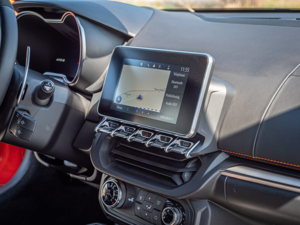 Tableau de bord avec écran tactile – ALPINE – ALPINE A110S – 2023 – Atelier Orange Sanguine – 300 ch – 4 cylindres Turbo – 6 490 km – Transmission : Sequentielle – Origine France – Privaty Cars – Vente de voitures de prestige d’occasion proche de Bordeaux