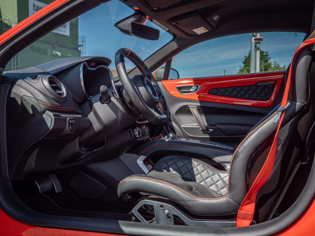 Sièges baquets en cuir et alcantara avec surpiqûres – ALPINE – ALPINE A110S – 2023 – Atelier Orange Sanguine – 300 ch – 4 cylindres Turbo – 6 490 km – Transmission : Sequentielle – Origine France – Privaty Cars – Achat et vente de voitures de sport d’occasion près de Poitiers