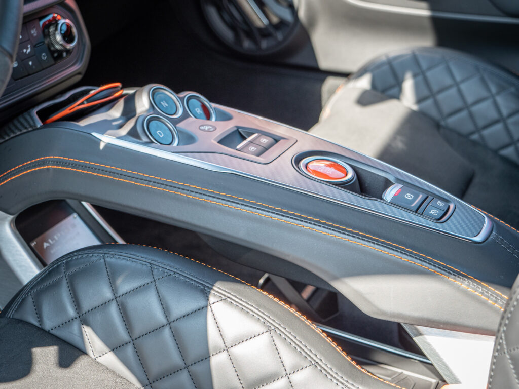 Console centrale avec commandes et boutons – ALPINE – ALPINE A110S – 2023 – Atelier Orange Sanguine – 300 ch – 4 cylindres Turbo – 6 490 km – Transmission : Sequentielle – Origine France – Privaty Cars – Achat et vente de voitures de sport d’occasion entre Bordeaux et Nantes