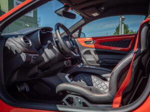 Sièges baquets en cuir et alcantara avec surpiqûres – ALPINE – ALPINE A110S – 2023 – Atelier Orange Sanguine – 300 ch – 4 cylindres Turbo – 6 490 km – Transmission : Sequentielle – Origine France – Privaty Cars – Achat et vente de voitures de sport d’occasion près de Poitiers