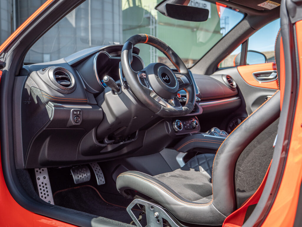 Poste de conduite – ALPINE – ALPINE A110S – 2023 – Atelier Orange Sanguine – 300 ch – 4 cylindres Turbo – 6 490 km – Transmission : Sequentielle – Origine France – Privaty Cars – Courtage automobile pour véhicules exclusifs dans l’Ouest de la France