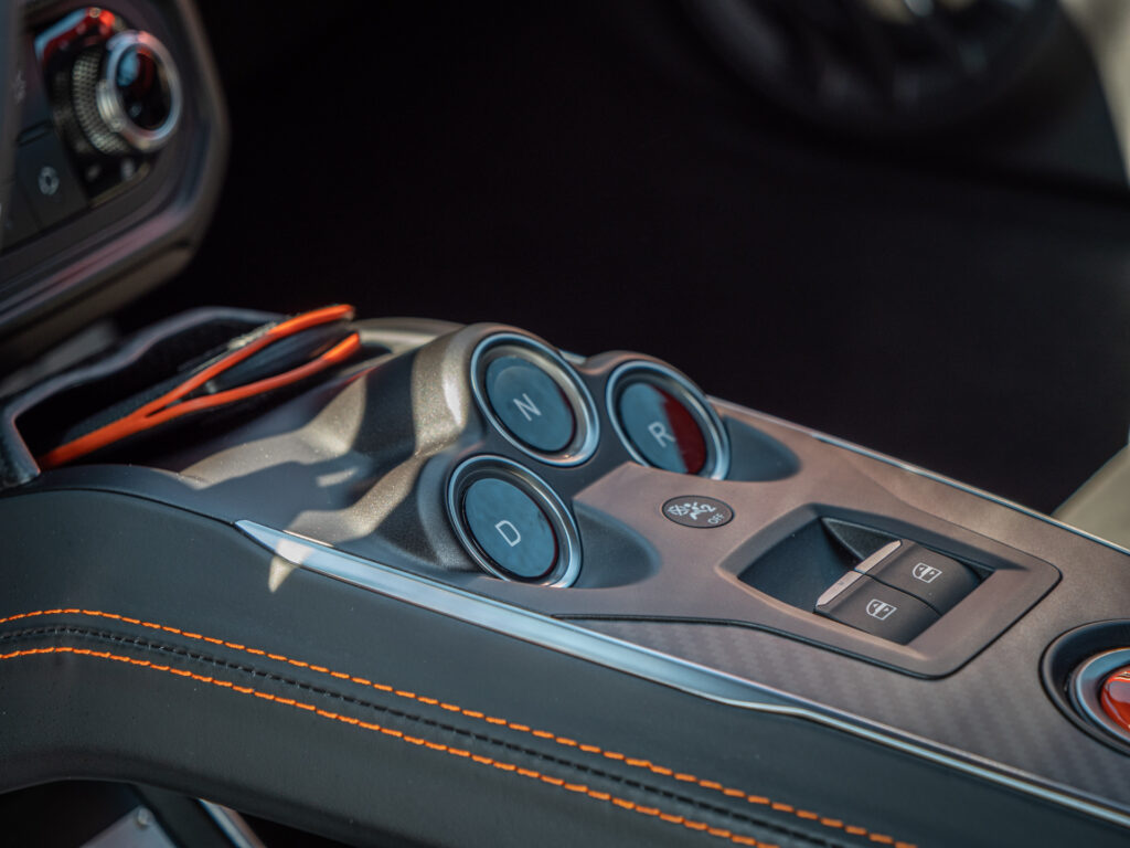 Console centrale avec commandes de transmission – ALPINE – ALPINE A110S – 2023 – Atelier Orange Sanguine – 300 ch – 4 cylindres Turbo – 6 490 km – Transmission : Sequentielle – Origine France – Privaty Cars – Spécialiste des supercars d’occasion près de Poitiers