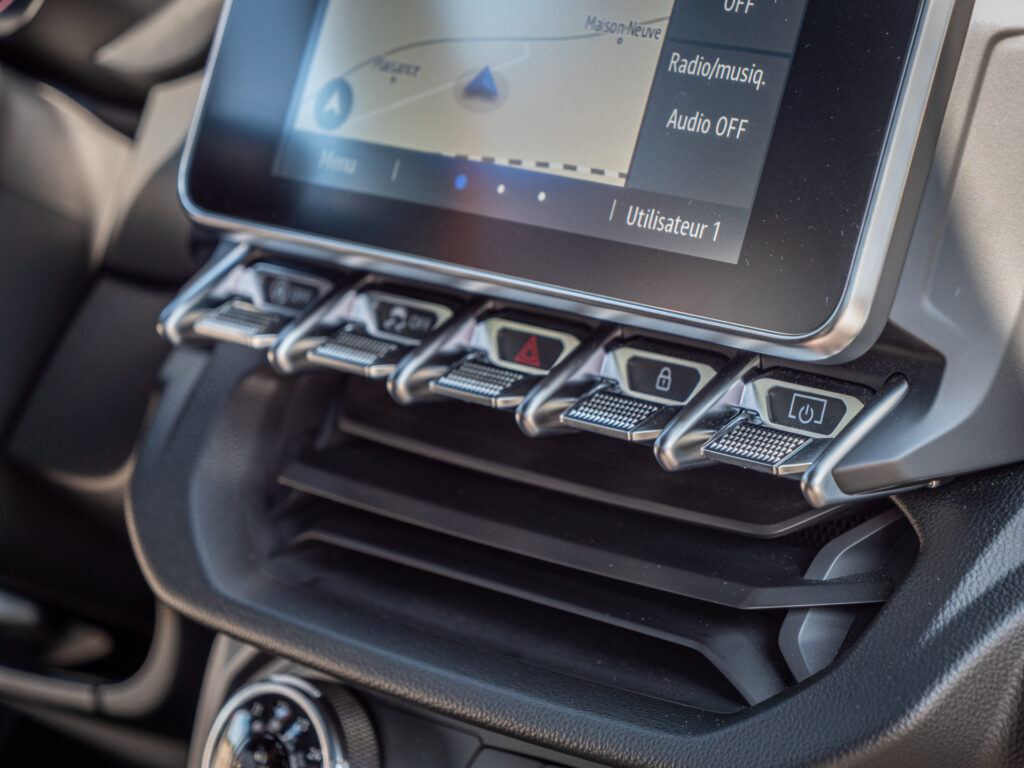 Écran central avec commandes en aluminium – ALPINE – ALPINE A110S – 2023 – Atelier Orange Sanguine – 300 ch – 4 cylindres Turbo – 6 490 km – Transmission : Sequentielle – Origine France – Privaty Cars – Expertise et vente de modèles Super Sport à La Rochelle