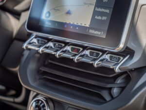 Écran central avec commandes en aluminium – ALPINE – ALPINE A110S – 2023 – Atelier Orange Sanguine – 300 ch – 4 cylindres Turbo – 6 490 km – Transmission : Sequentielle – Origine France – Privaty Cars – Expertise et vente de modèles Super Sport à La Rochelle