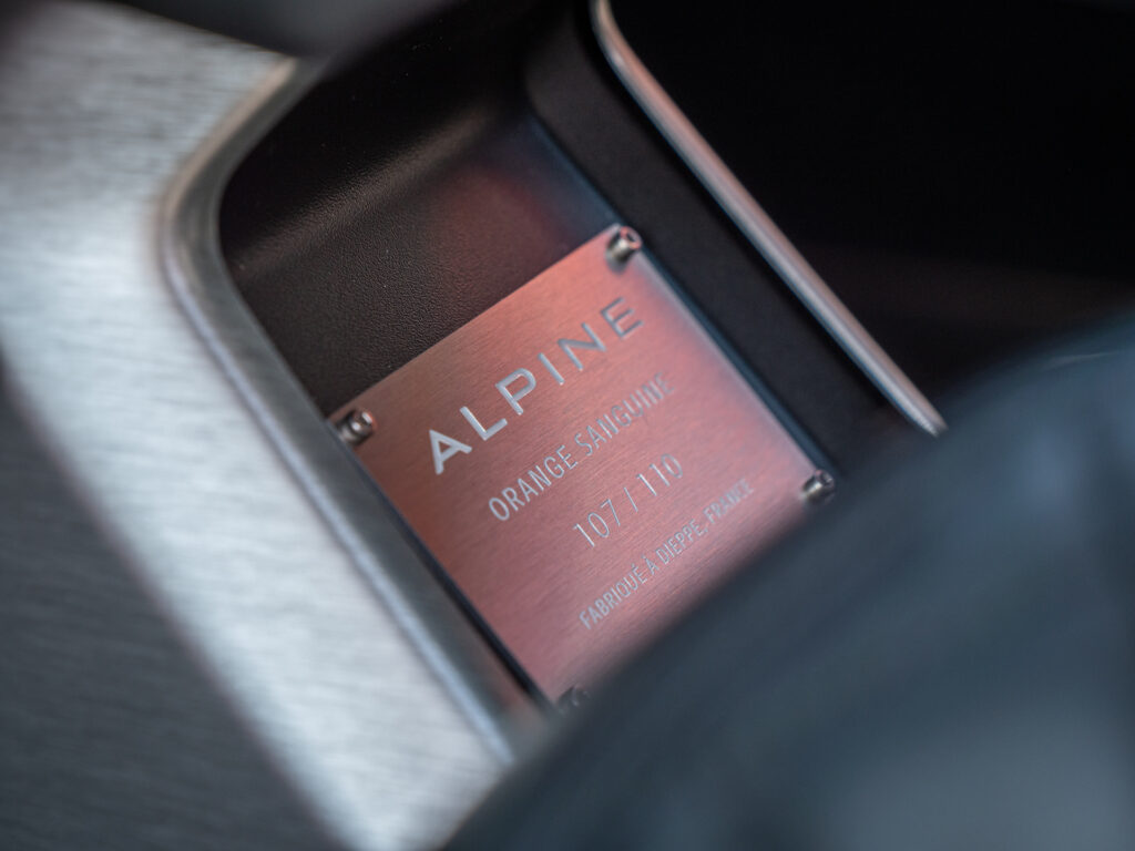 Plaque d'identification en métal – ALPINE – ALPINE A110S – 2023 – Atelier Orange Sanguine – 300 ch – 4 cylindres Turbo – 6 490 km – Transmission : Sequentielle – Origine France – Privaty Cars – Vente de véhicules d’investissement et de collection à La Rochelle