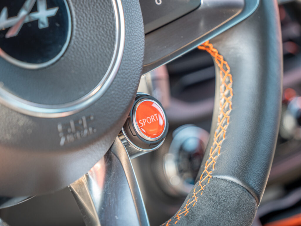Bouton de mode de conduite – ALPINE – ALPINE A110S – 2023 – Atelier Orange Sanguine – 300 ch – 4 cylindres Turbo – 6 490 km – Transmission : Sequentielle – Origine France – Privaty Cars – Spécialiste des sportives d’occasion à La Rochelle