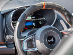 Volant avec surpiqûres orange – ALPINE – ALPINE A110S – 2023 – Atelier Orange Sanguine – 300 ch – 4 cylindres Turbo – 6 490 km – Transmission : Sequentielle – Origine France – Privaty Cars – Achat et vente de voitures de luxe d’occasion entre Bordeaux et Nantes