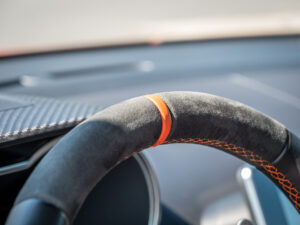 Volant – ALPINE – ALPINE A110S – 2023 – Atelier Orange Sanguine – 300 ch – 4 cylindres Turbo – 6 490 km – Transmission : Sequentielle – Origine France – Privaty Cars – Spécialiste des voitures de luxe d’occasion proche de Nantes