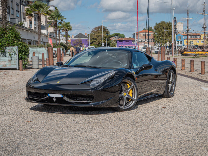 À vendre – FERRARI – 458 Italia – 2012 – Nero – 34 900 km – 570 ch – V8 Atmosphérique – Transmission : Sequentielle – Photo principale – Origine Allemagne – Privaty Cars – Négoce de véhicules GT et sportives d’exception près de Niort
