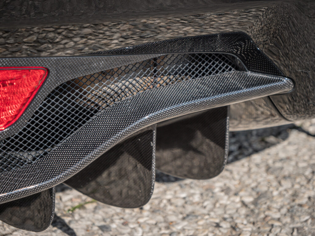 Diffuseur arrière en carbone – FERRARI – 458 Italia – 2012 – Nero – 570 ch – V8 Atmosphérique – 34 900 km – Transmission : Sequentielle – Origine Allemagne – Privaty Cars – Vente de véhicules d’investissement et de collection entre Bordeaux et Nantes