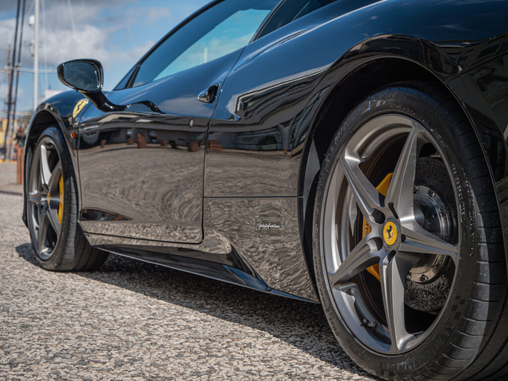 Jante alliage avec étrier jaune – FERRARI – 458 Italia – 2012 – Nero – 570 ch – V8 Atmosphérique – 34 900 km – Transmission : Sequentielle – Origine Allemagne – Privaty Cars – Recherche personnalisée de voitures de sport d’occasion entre Bordeaux et Nantes