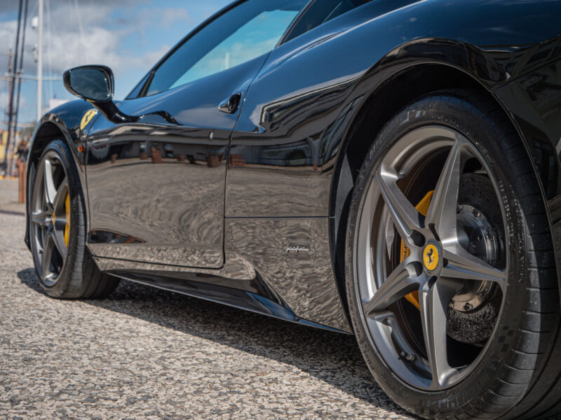Jante alliage avec étrier jaune – FERRARI – 458 Italia – 2012 – Nero – 570 ch – V8 Atmosphérique – 34 900 km – Transmission : Sequentielle – Origine Allemagne – Privaty Cars – Recherche personnalisée de voitures de sport d’occasion entre Bordeaux et Nantes