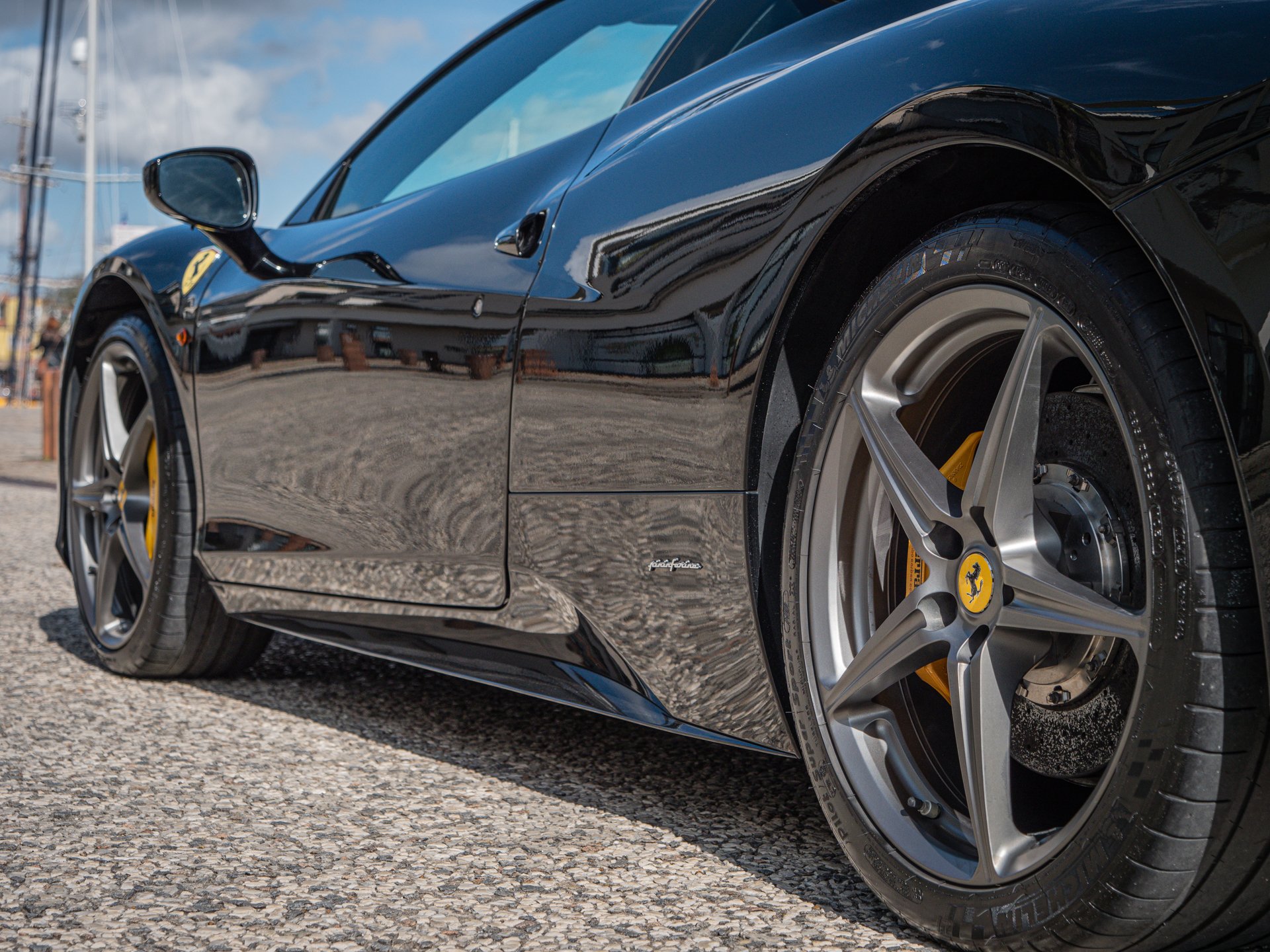 Jante alliage avec étrier jaune – FERRARI – 458 Italia – 2012 – Nero – 570 ch – V8 Atmosphérique – 34 900 km – Transmission : Sequentielle – Origine Allemagne – Privaty Cars – Recherche personnalisée de voitures de sport d’occasion entre Bordeaux et Nantes