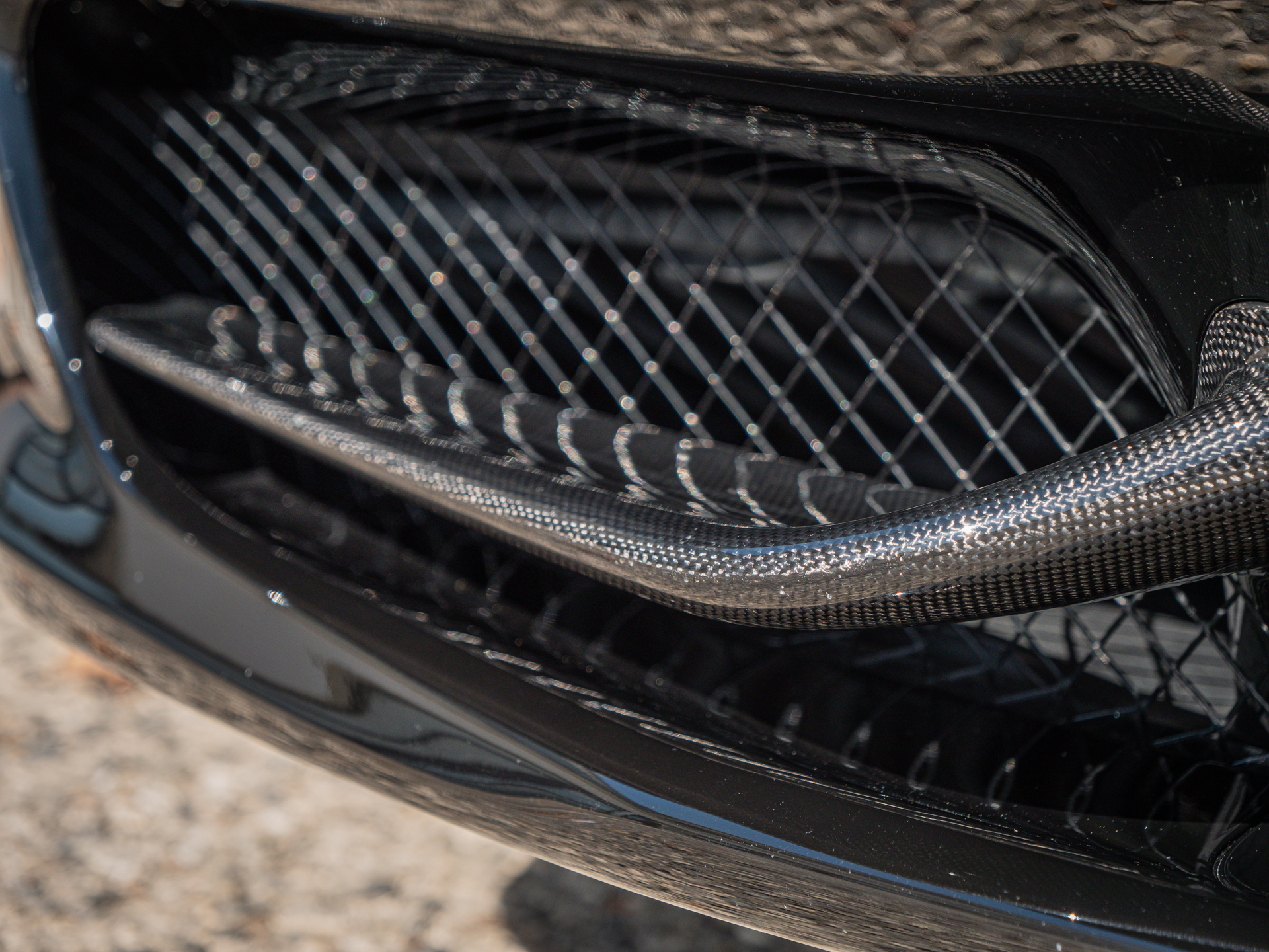 Grille avant en carbone – FERRARI – 458 Italia – 2012 – Nero – 570 ch – V8 Atmosphérique – 34 900 km – Transmission : Sequentielle – Origine Allemagne – Privaty Cars – Achat et vente de voitures de luxe d’occasion près de Poitiers