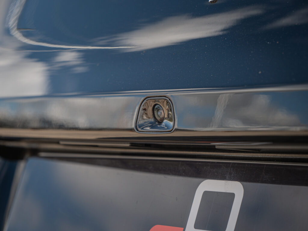 Caméra de recul intégrée – FERRARI – 458 Italia – 2012 – Nero – 570 ch – V8 Atmosphérique – 34 900 km – Transmission : Sequentielle – Origine Allemagne – Privaty Cars – Dépôt-vente de voitures de sport et véhicules d’exception proche de Bordeaux