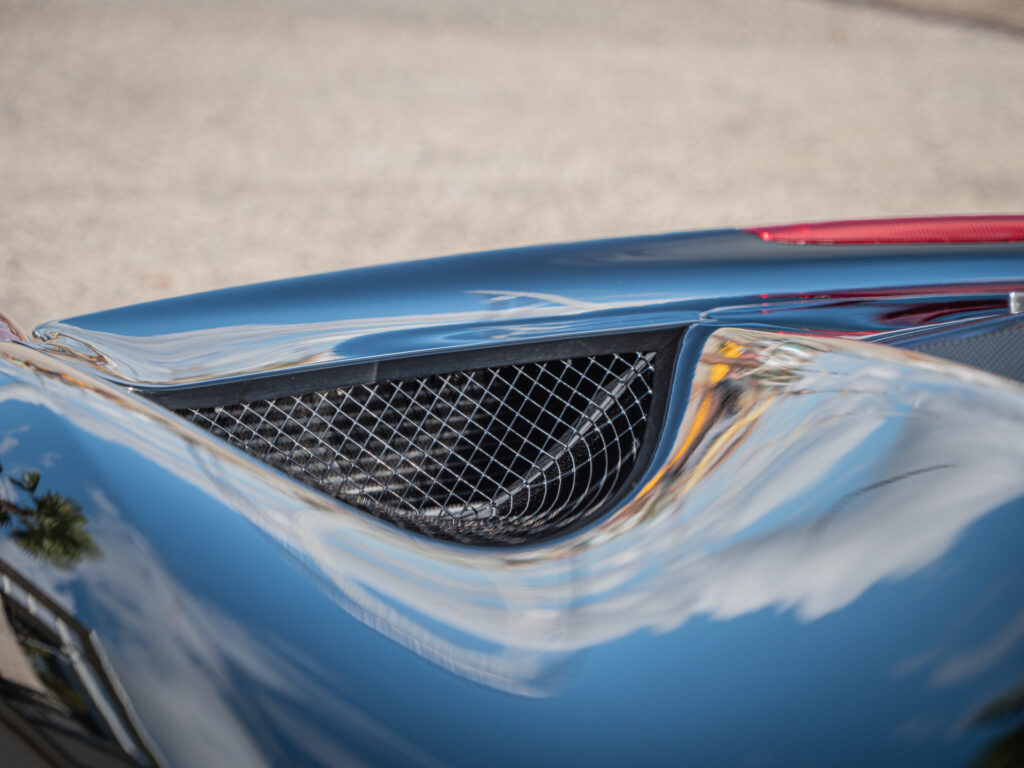 Grille d'aération sur le capot – FERRARI – 458 Italia – 2012 – Nero – 570 ch – V8 Atmosphérique – 34 900 km – Transmission : Sequentielle – Origine Allemagne – Privaty Cars – Recherche personnalisée de voitures de sport d’occasion proche de Nantes