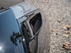 Grille d'aération latérale – FERRARI – 458 Italia – 2012 – Nero – 570 ch – V8 Atmosphérique – 34 900 km – Transmission : Sequentielle – Origine Allemagne – Privaty Cars – Sélection de véhicules FERRARI disponibles en Nouvelle-Aquitaine