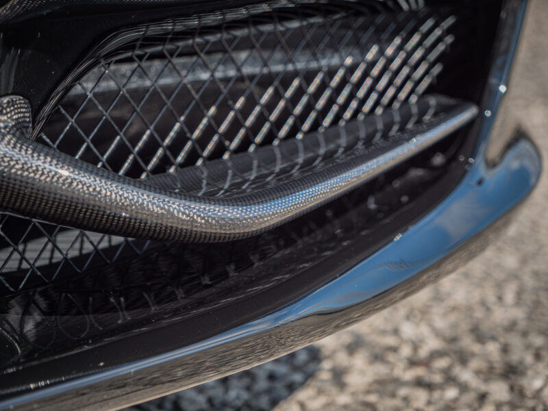 Grille avant en carbone – FERRARI – 458 Italia – 2012 – Nero – 570 ch – V8 Atmosphérique – 34 900 km – Transmission : Sequentielle – Origine Allemagne – Privaty Cars – Chasseur de voitures de sport sur mesure à La Rochelle