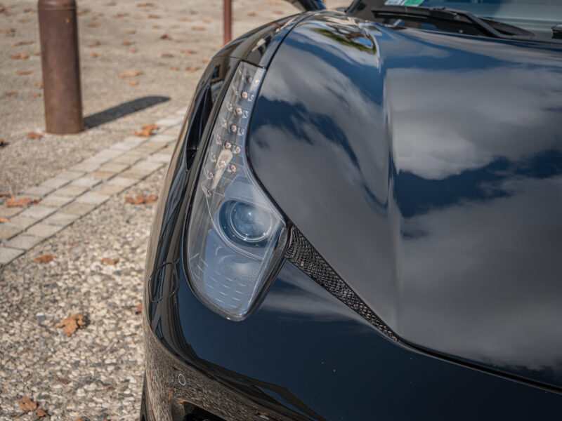 Phares avant avec éclairage LED – FERRARI – 458 Italia – 2012 – Nero – 570 ch – V8 Atmosphérique – 34 900 km – Transmission : Sequentielle – Origine Allemagne – Privaty Cars – Recherche de supercars hors marché dans l’Ouest de la France