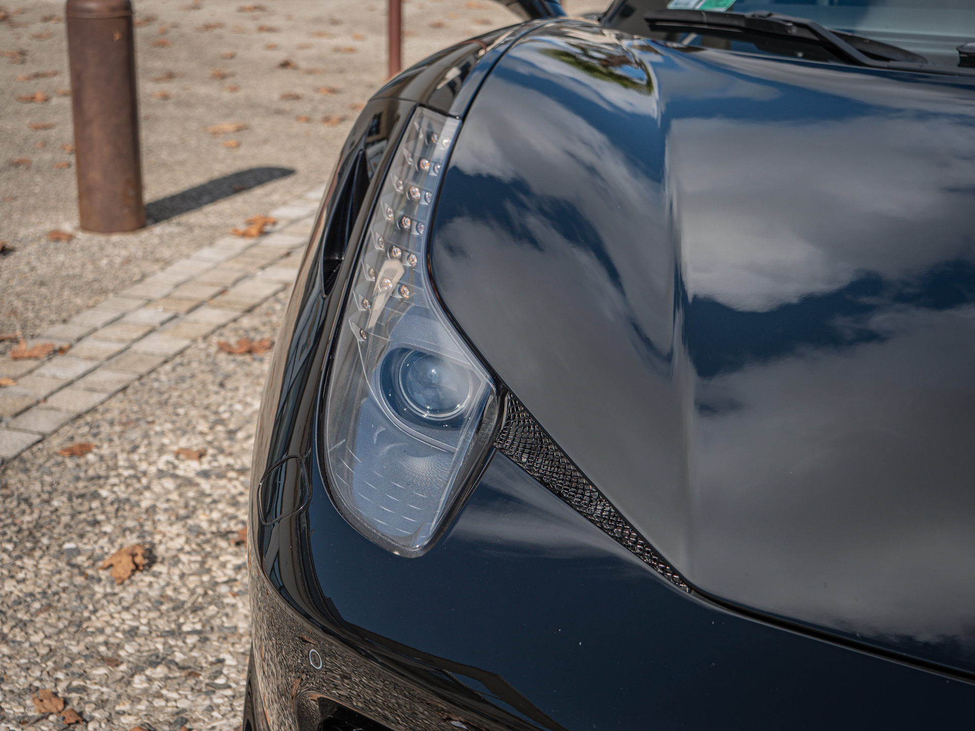 Phares avant avec éclairage LED – FERRARI – 458 Italia – 2012 – Nero – 570 ch – V8 Atmosphérique – 34 900 km – Transmission : Sequentielle – Origine Allemagne – Privaty Cars – Recherche de supercars hors marché dans l’Ouest de la France