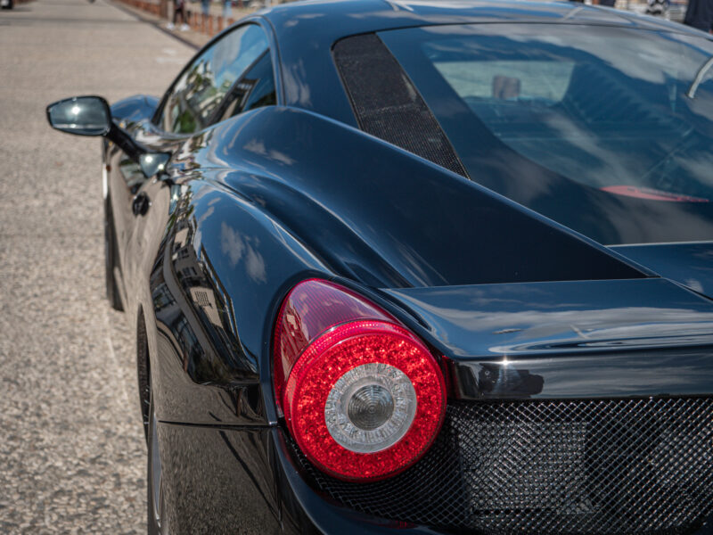 Feu arrière rond avec lentille transparente – FERRARI – 458 Italia – 2012 – Nero – 570 ch – V8 Atmosphérique – 34 900 km – Transmission : Sequentielle – Origine Allemagne – Privaty Cars – Spécialiste FERRARI d’occasion proche de Bordeaux