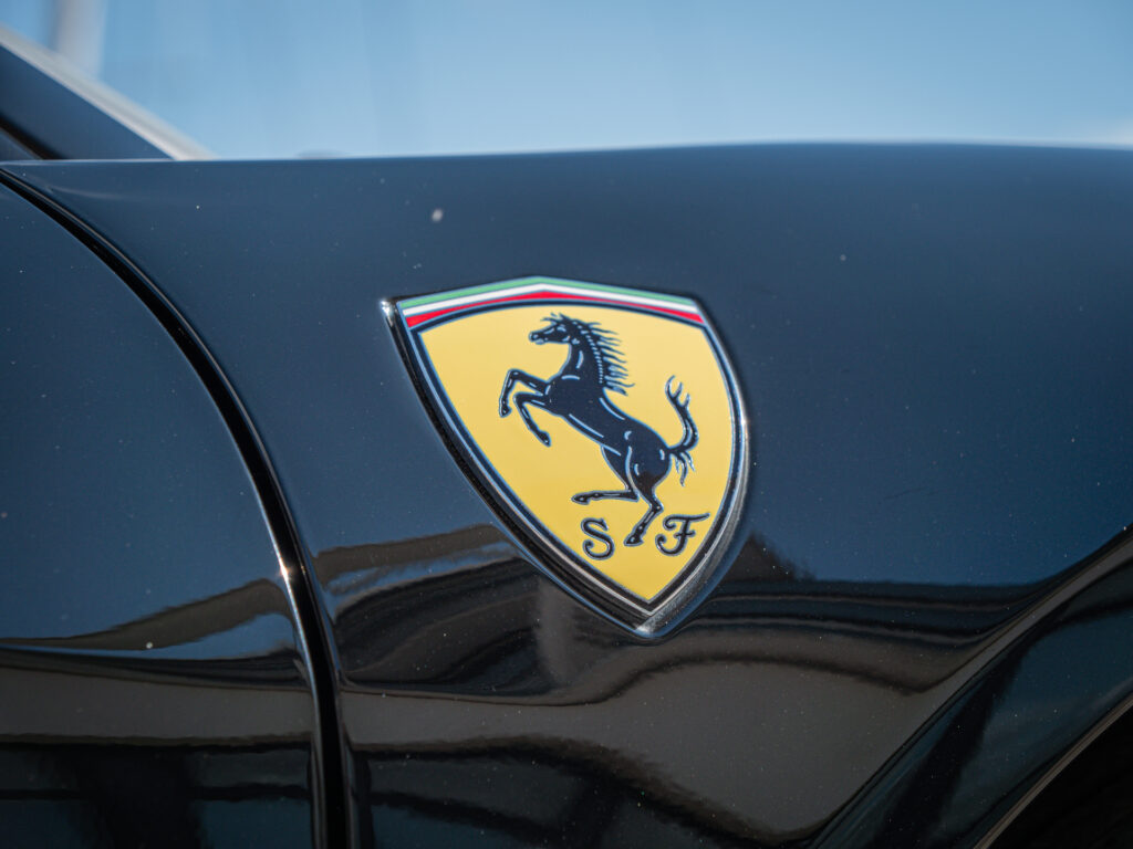 Écusson avec cheval cabré – FERRARI – 458 Italia – 2012 – Nero – 570 ch – V8 Atmosphérique – 34 900 km – Transmission : Sequentielle – Origine Allemagne – Privaty Cars – Spécialiste indépendant Porsche, Ferrari et McLaren à 2 heures de Paris en TGV