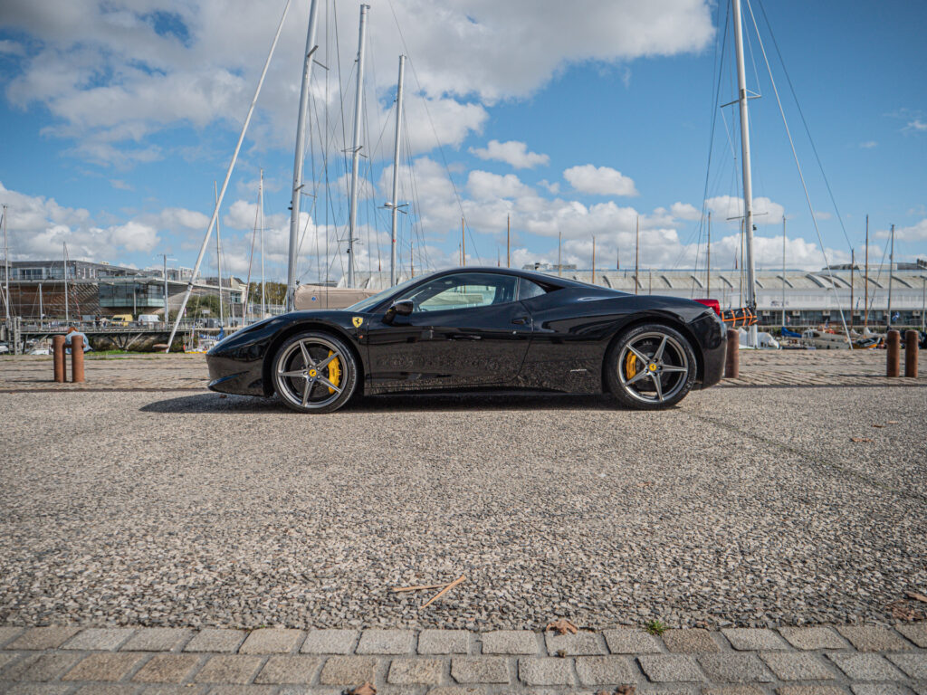 Vue latérale avec jantes sportives – FERRARI – 458 Italia – 2012 – Nero – 570 ch – V8 Atmosphérique – 34 900 km – Transmission : Sequentielle – Origine Allemagne – Privaty Cars – Dépôt-vente sécurisé de véhicules de prestige à La Rochelle