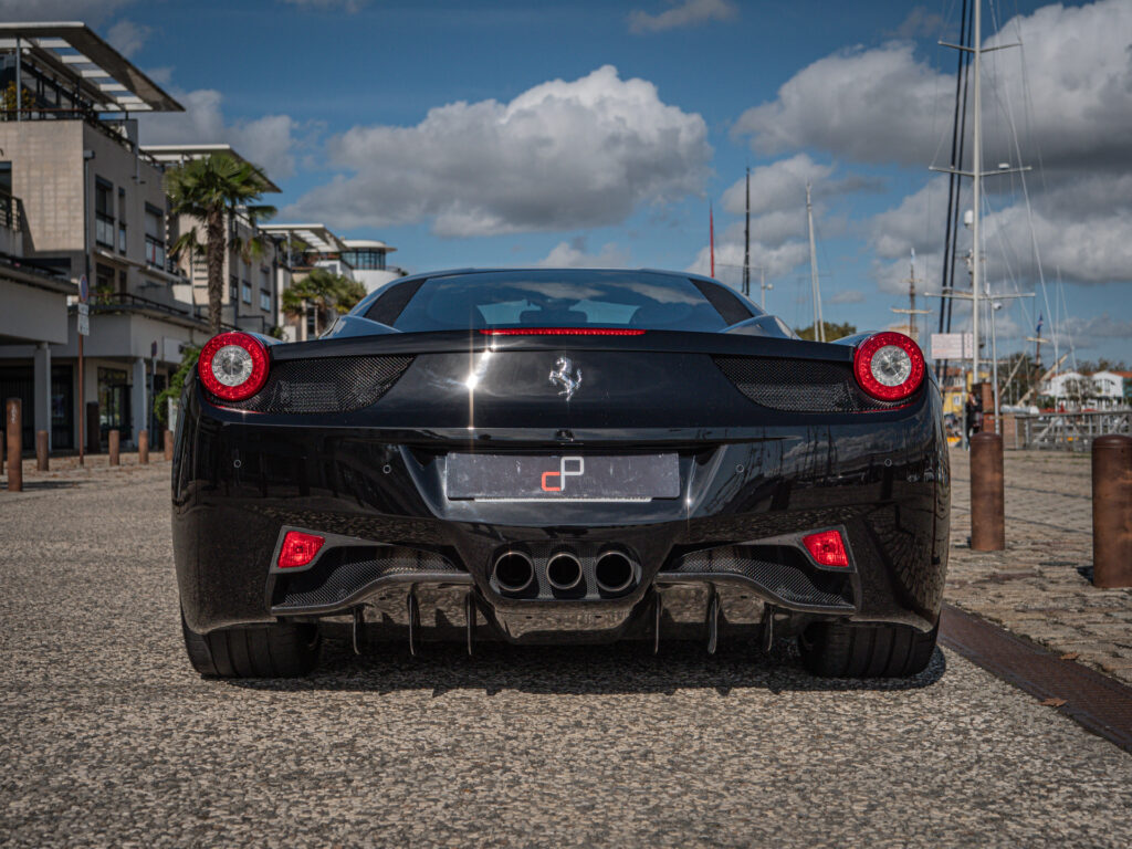 Vue arrière avec sorties d'échappement – FERRARI – 458 Italia – 2012 – Nero – 570 ch – V8 Atmosphérique – 34 900 km – Transmission : Sequentielle – Origine Allemagne – Privaty Cars – Véhicules de sport et de luxe d’occasion en Nouvelle-Aquitaine