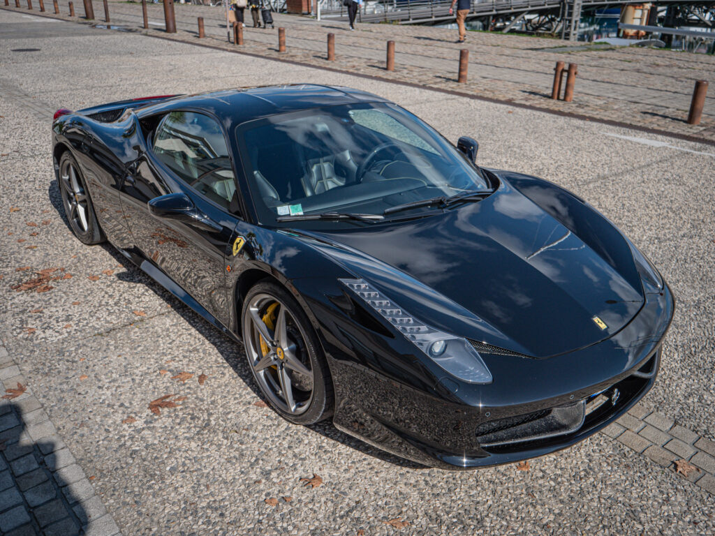 Vue latérale avec jantes sportives – FERRARI – 458 Italia – 2012 – Nero – 570 ch – V8 Atmosphérique – 34 900 km – Transmission : Sequentielle – Origine Allemagne – Privaty Cars – Rachat express de supercars et hypercars entre Bordeaux et Nantes