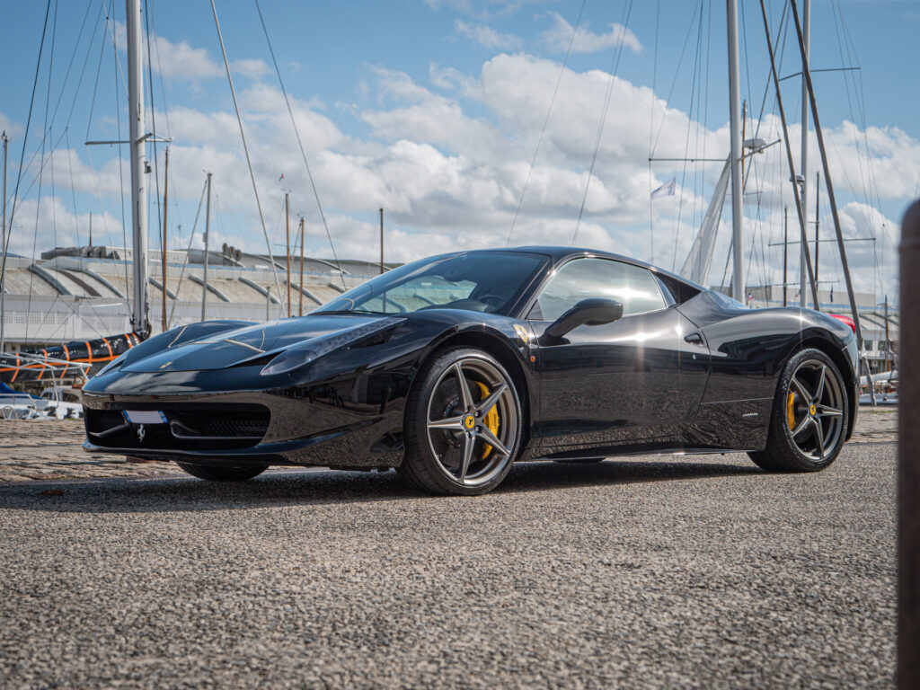 Vue latérale avec jantes sportives – FERRARI – 458 Italia – 2012 – Nero – 570 ch – V8 Atmosphérique – 34 900 km – Transmission : Sequentielle – Origine Allemagne – Privaty Cars – Intermédiaire de confiance vente voiture sport proche de Bordeaux