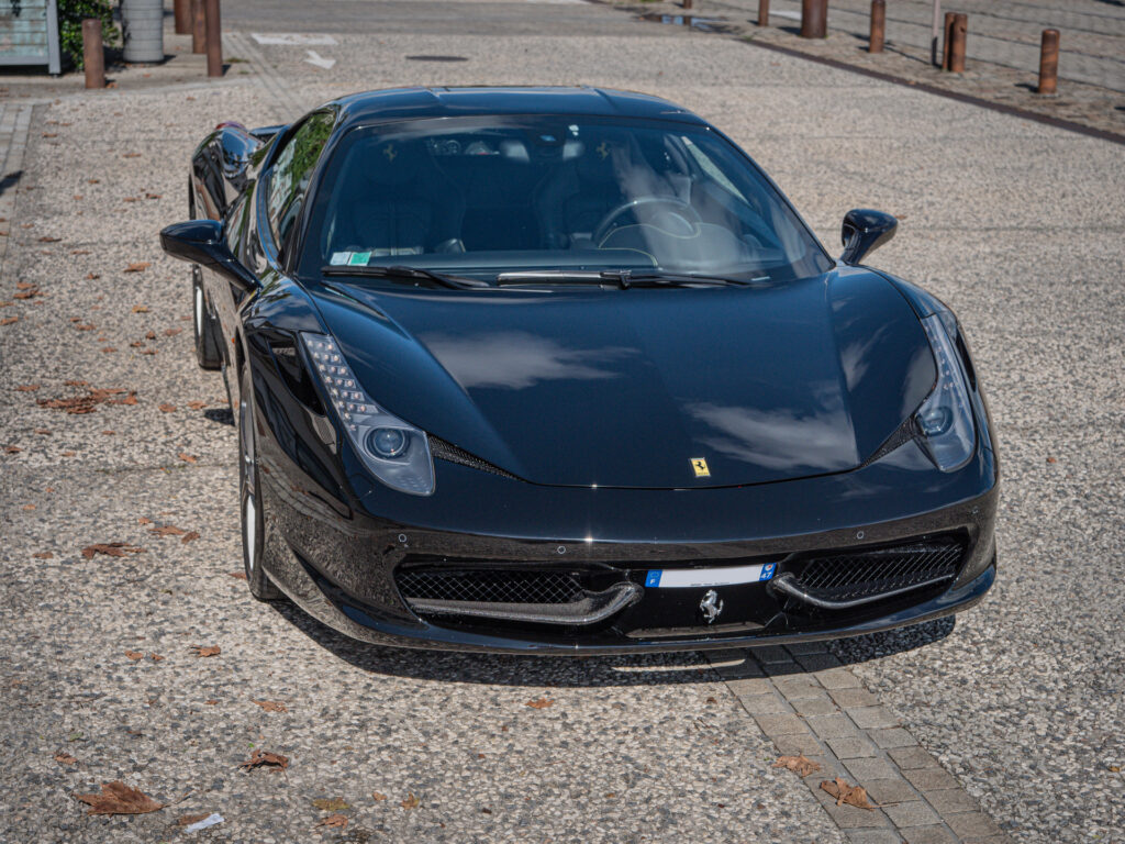 Vue avant avec phares distinctifs – FERRARI – 458 Italia – 2012 – Nero – 570 ch – V8 Atmosphérique – 34 900 km – Transmission : Sequentielle – Origine Allemagne – Privaty Cars – Vente de supercars d’occasion près de Niort