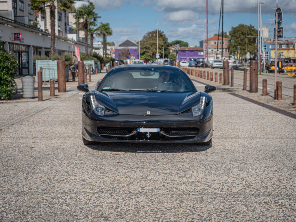 Vue avant avec phares LED – FERRARI – 458 Italia – 2012 – Nero – 570 ch – V8 Atmosphérique – 34 900 km – Transmission : Sequentielle – Origine Allemagne – Privaty Cars – Spécialiste des sportives d’occasion près de Poitiers