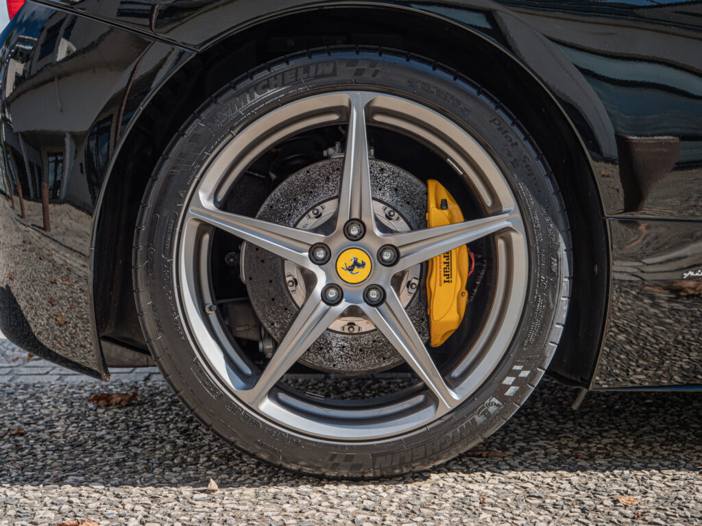 Jantes – FERRARI – 458 Italia – 2012 – Nero – 570 ch – V8 Atmosphérique – 34 900 km – Transmission : Sequentielle – Origine Allemagne – Privaty Cars – Rachat cash de voitures FERRARI près de Poitiers